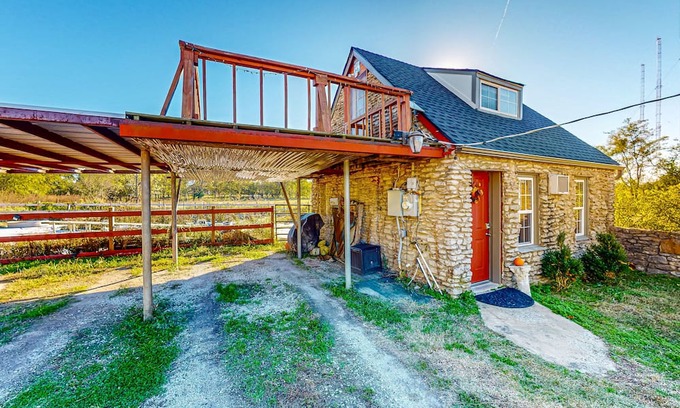 Tower Heights Hütte | Vintage Route 66 cottage with deck, views, yard games - near downtown