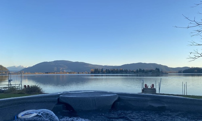 Hatzic Haus | Winter Escape with Amazing Views from the Hot Tub!