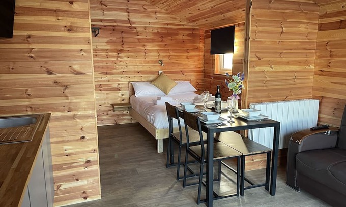 Boston Kabine | Child and Pet Friendly Fishing Cabins on lake side