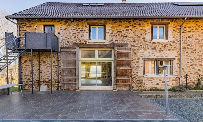 Savignac-Ledrier Wohnung | Apartment 'Le Gîte De La Ferme Du Château' with Private Terrace, Shared Garden and Wi-Fi