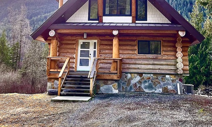 Sunshine Valley Kabine | Log cabin retreat, in beautiful Sunshine Valley, minutes from Manning Park.
