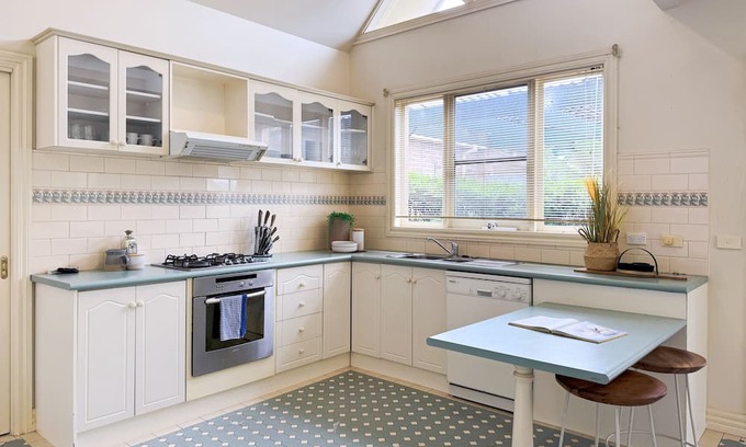 Knoxfield Haus | Victorian design house, 5-minute walk to lake, 3-minute drive to shopping mall.