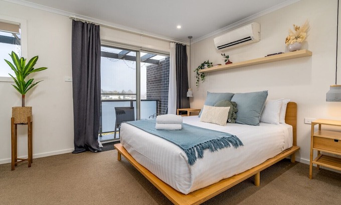 Coombs Haus | Coom1 · Home w/ Water Views - 10mins to the City/Woden