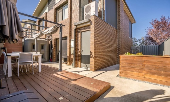 Queanbeyan East Haus | 2-Storey Townhouse in the heart of Queanbeyan