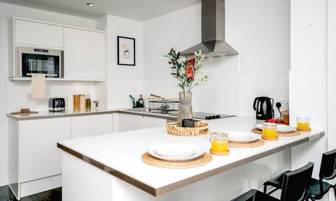 Sutton West Wohnung | Sutton Cityscape, WIFI, Netflix, For Business & Re-Locators