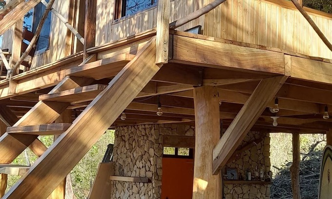 Rio Seco Kabine | Rustic Costa Rica experience. wooden house in the trees.