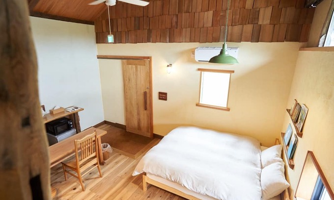 Wake Haus | A private lodging house renovated with natural mat / Wake-gun Okayama