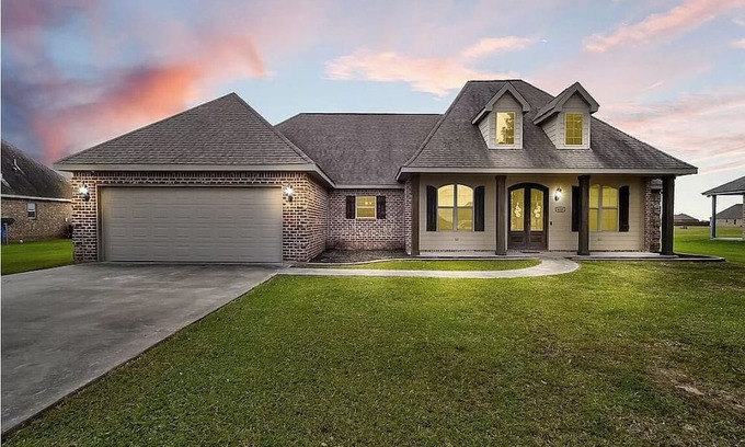 Iowa Haus | House in quiet Iowa near Lake Charles + EV charger