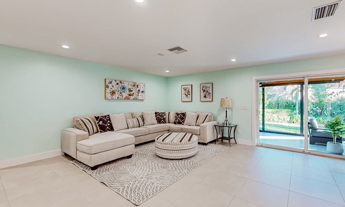 Central Naples Haus | Sunlit enchanting retreat with gorgeous yard & large patio - near beaches & golf