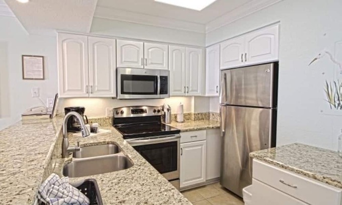 The Dunes Eigentumswohnung | Beautiful Ocean Front 2 bed, 2 bath condo with full kitchen and in-unit laundry