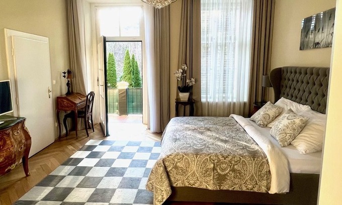 Baden Wohnung | Holiday Apartment "Schickes Baden Bei Wien" with Shared Garden & Wi-Fi