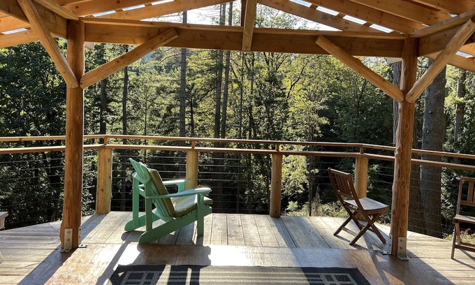Bowen Island Kabine | 38 Acres of Rainforest! Charming Group Cabin on Tranquil Xenia Retreat Centre