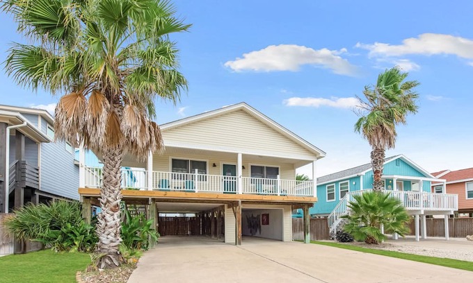 Leeward Sands Haus | Sleeps 9! Pet friendly!