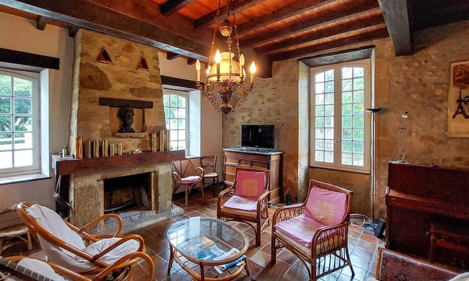 Conchez-de-Bearn Haus | Enjoy a relaxing break close to nature in this inviting vacation home.