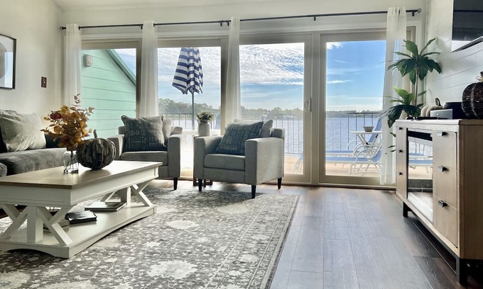 Seven Coves Eigentumswohnung | Cozy 2 story lake retreat w/ lake views 2/2. Relax, unwind or cast your line.