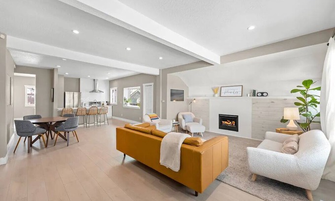 Manito Haus | Remodeled, historic South Hill Bungalow with Hot Tub! 5 min from downtown!