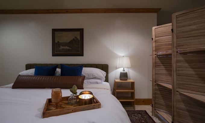 Layton Wohnung | City Comfort, Outdoor Discovery. Features a gourmet kitchen and private garage.