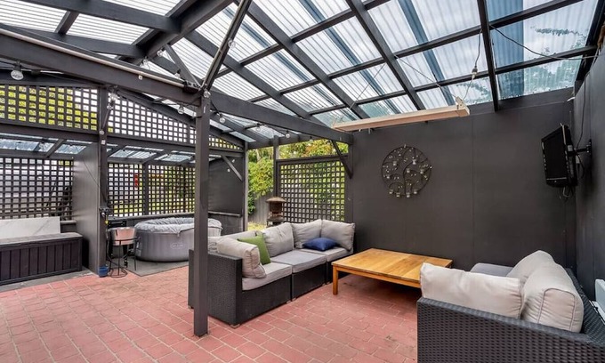 Howrah Wohnung | Prime Location, Stylish Space