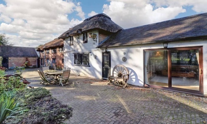 Waterlooville Haus | 15th Century Thatched Cottage with Pool