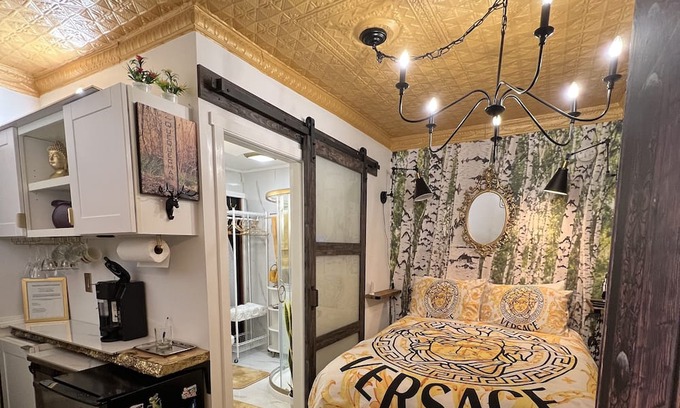 Fall River Wohnung | Luxurious bedroom with private bathroom in the Flint Village area of Fall River
