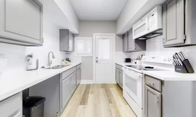 Galveston Kabine | Centrally located unit with shared courtyard, designated hot tub, & fire pit!