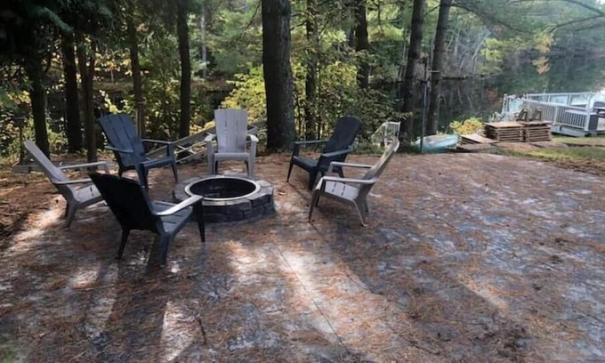 Cordova Mines Hütte | Large, private and dog friendly Country Home on a River with a Hot Tub & Sauna!