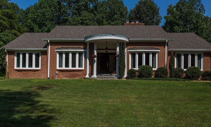 Catharpin Haus | Cozy Room in large estate