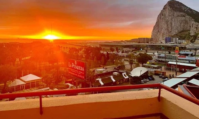 La Linea de la Concepcion Wohnung | Homerez - Appartement 500 m away from the beach for 5 ppl. with sea view