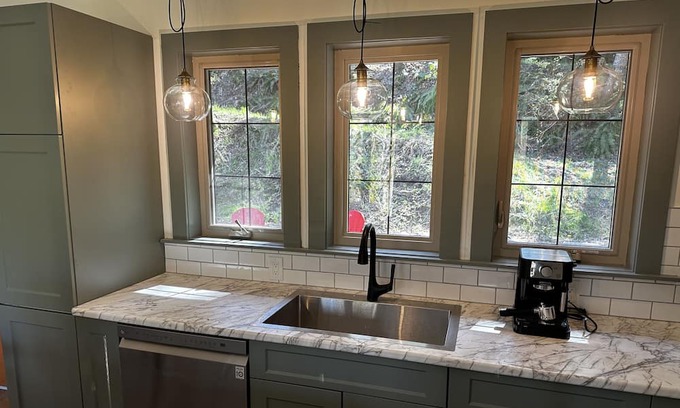 Salt Spring Island Hütte | Sweet Salt Spring single level cottage; close to Cusheon Lake