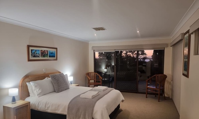 Leschenault Haus | Three Waters Australind 4 Bedroom Water Views with Pool