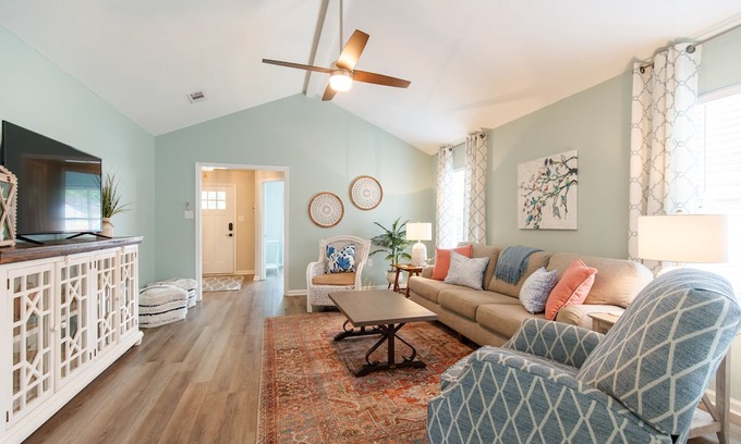 Valdosta Haus | Charming Bungalow- Sleeps 8, Close to Moody AFB/Freedom Park & Pet Friendly!