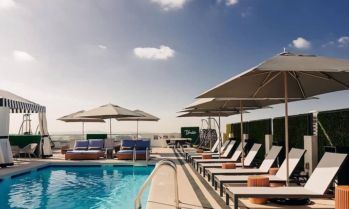 Norma Triangle Haus | Spacious Unit Close to Sunset Deli ! Pet-Friendly, Rooftop Poolside Bar