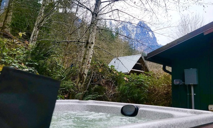 Gold Bar Kabine | The Lily Pad - rustic cabin for 2+pets, mountain view, river access