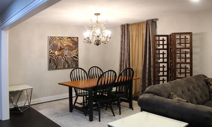 Pickering Haus | Stylish 3bdrm, 2bth house with 2 parking House