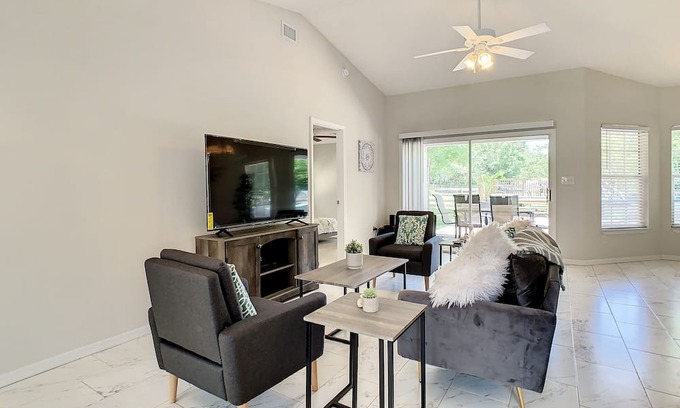 Floral City Haus | Amazing spacious Ranch! A country pearl.