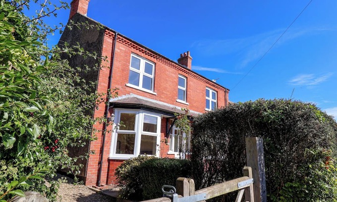 Ellerby Hütte | THE MANSE, pet friendly, character holiday cottage in Whitby