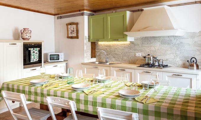 Lateis Wohnung | An elegant and cozy retreat for your lake getaway