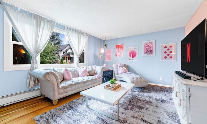 Southwest Edmonton Haus | 5BR Home | Two Private Suites, Perfect for Groups