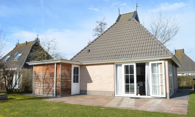 Eernewoude Haus | Waterfront bungalow with private jetty