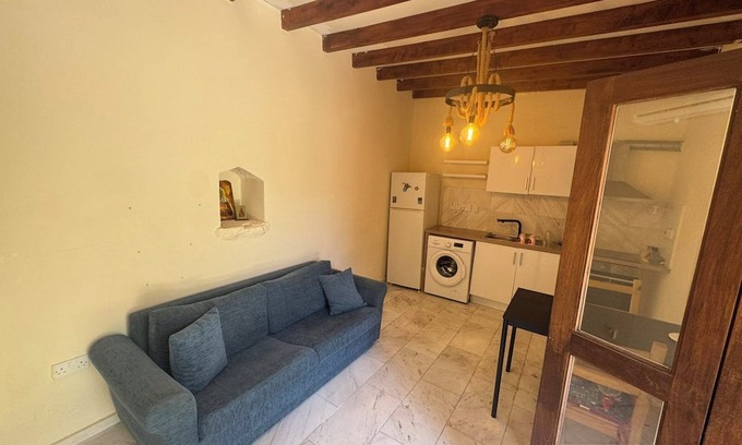 Marathounta Haus | Charming Cyprus Getaway in Páfos - Garden View Holiday House
