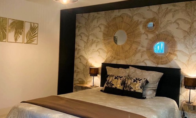 Saint-Michel-Mont-Mercure Bed & Breakfast | Guest Room 'Chambre Camélia' with Shared Garden and Wi-Fi