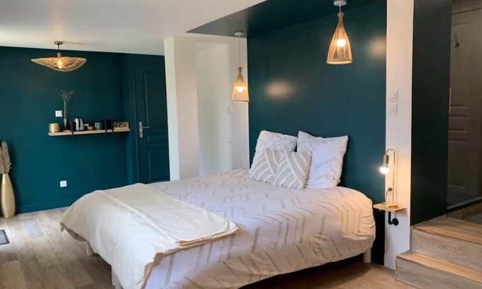 Saint-Michel-Mont-Mercure Bed & Breakfast | Guest Room 'Chambre Arum 6 Minutes from Puy du Fou' with Shared Garden and Wi-Fi