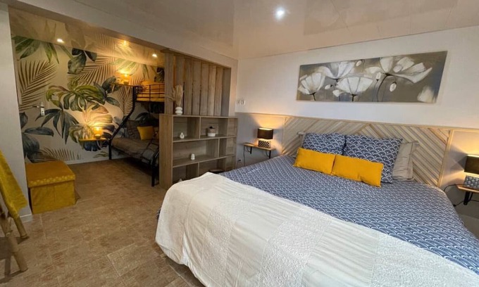 Saint-Michel-Mont-Mercure Bed & Breakfast | Guest Room 'Chambre Hortensias 6min Puy Du Fou' with Shared Garden and Wi-Fi