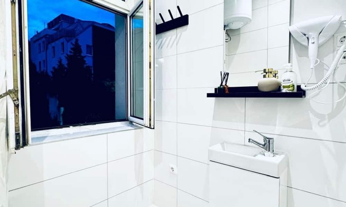 Klosterneuburg Wohnung | Compact Studio Apartment with Essentials, Ideal for 2 Guests