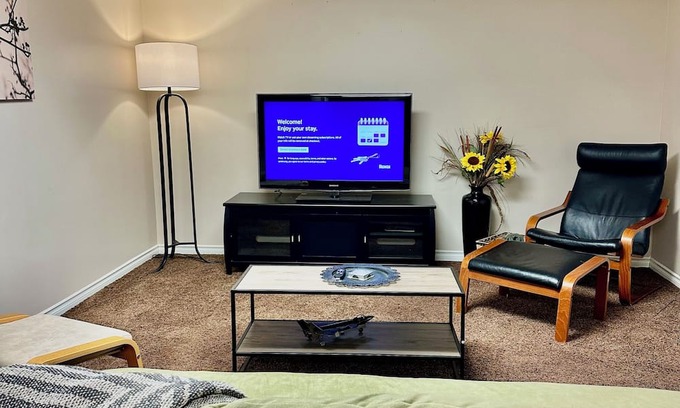St. Albert Haus | Beautiful Suite with Fenced yard + in suite Kitchen and Laundry