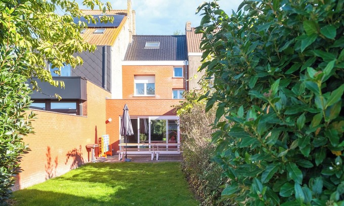 Nieuwpoort Haus | Spacious town house at canal with garden