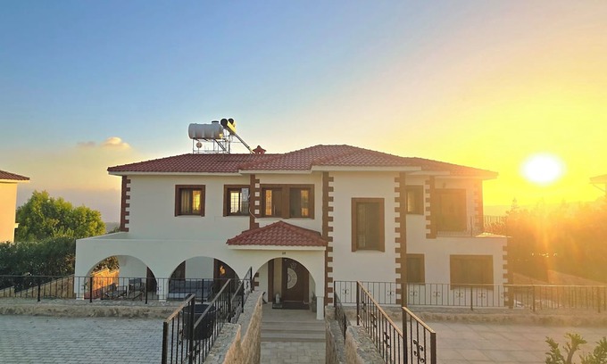Kyrenia Villa | Exclusive villa with infinity pool and panoramic sea views in Arapkoy (North Cyprus)