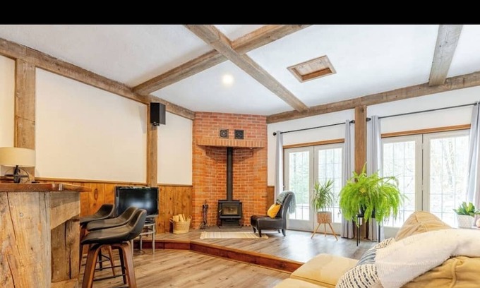 Uxbridge Wohnung | Forest Nature Retreat with Fire Pit and Trails near Thermea Spa