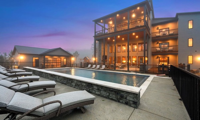 Pickens Kabine | The Unicorn, 8 Bedroom, Pool, Pickleball, Game Room & More