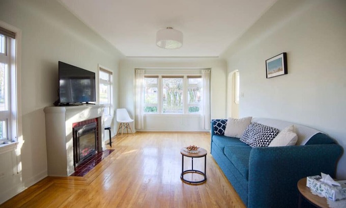 East Side Haus | Cherries Blooming! Entire Main House Near Skytrain